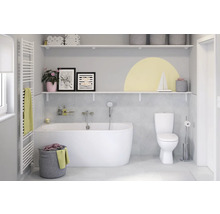 Badezimmer mit Badewanne, Toilette, Heizkörper und Regalen