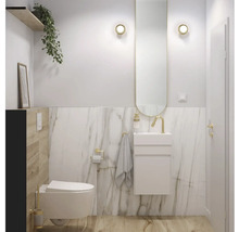 Modernes Badezimmer mit Toilette, Waschtisch und Spiegel