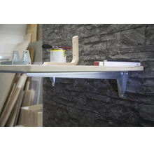 Wandmontierter Klapptisch mit Werkzeugen und Materialien