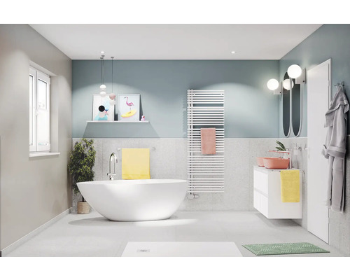 Modernes Badezimmer mit freistehender Badewanne, Handtuchwärmer und Waschtisch