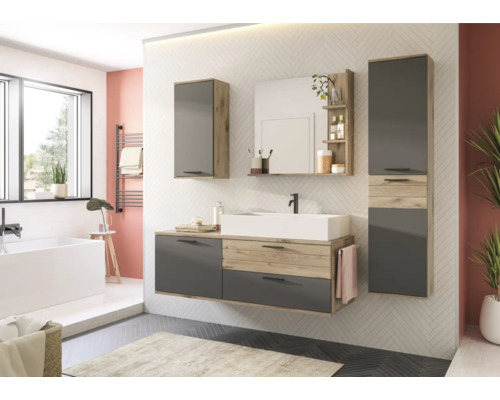 Badezimmer mit Waschtischunterschrank, Spiegelschrank und Hochschrank in Holzoptik und Grau