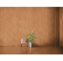 Heller Raum mit Sessel und Topfpflanze