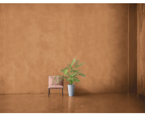 Heller Raum mit Sessel und Topfpflanze