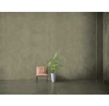 Innenraum mit Sessel und Topfpflanze