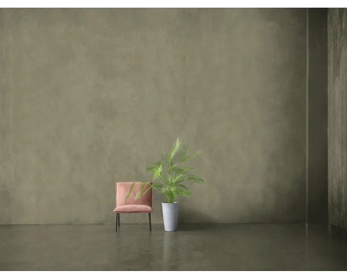 Innenraum mit Sessel und Topfpflanze