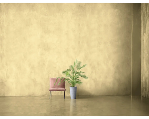 Heller Raum mit Sessel und Zimmerpflanze