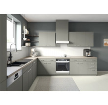 Moderne Küche mit Einbauschränken, Spüle, Herd, Backofen und verschiedenen Küchengeräten.