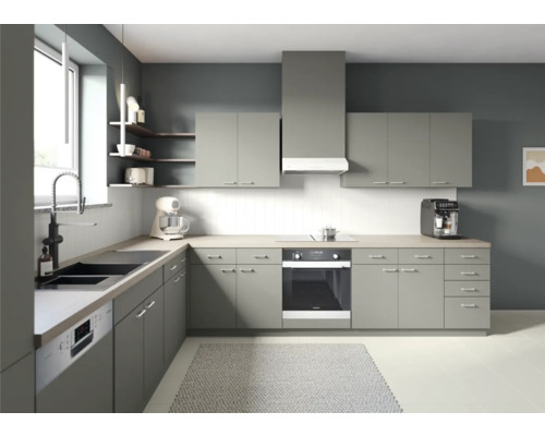 Moderne Küche mit Einbauschränken, Spüle, Herd, Backofen und verschiedenen Küchengeräten.