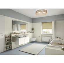 Helles Badezimmer mit Doppelwaschbecken, Spiegel, Badewanne und Deckenspot