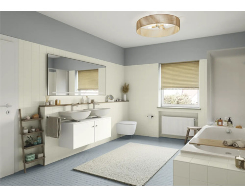 Helles Badezimmer mit Doppelwaschbecken, Spiegel, Badewanne und Deckenspot