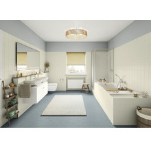 Helles Badezimmer mit Waschbecken, Badewanne und Fenster