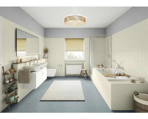 Helles Badezimmer mit Waschbecken, Badewanne und Fenster