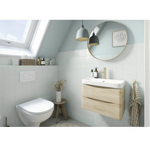 Helles Badezimmer mit Toilette, Waschtisch, Spiegel und Dachfenster für eine freundliche Atmosphäre