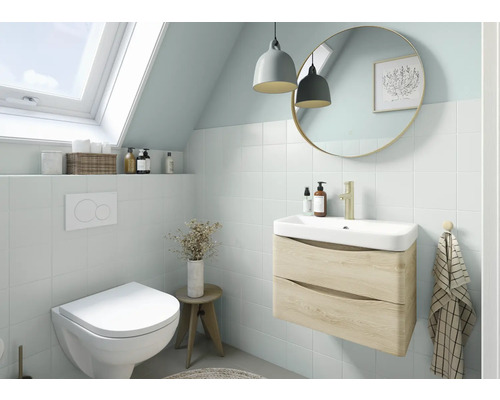 Helles Badezimmer mit Toilette, Waschtisch, Spiegel und Dachfenster für eine freundliche Atmosphäre