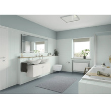 Helles Badezimmer mit Doppelwaschtisch, Spiegel, Badewanne und Fenster