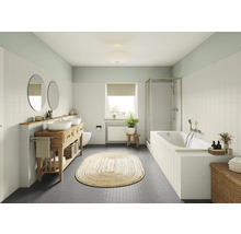 Helles Badezimmer mit Waschtisch, zwei Waschbecken, Badewanne und Spiegeln