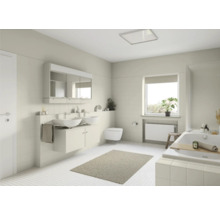 Helles Badezimmer mit Doppelwaschtisch, Spiegelschrank, Badewanne und Fenster