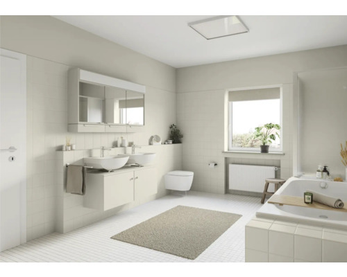 Helles Badezimmer mit Doppelwaschtisch, Spiegelschrank, Badewanne und Fenster