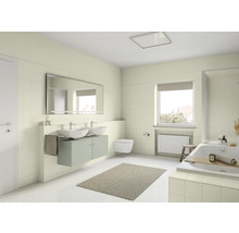 Badezimmer mit Doppelwaschtisch, Spiegel, Toilette, Badewanne und Heizkörper