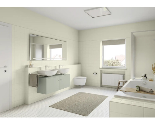 Badezimmer mit Doppelwaschtisch, Spiegel, Toilette, Badewanne und Heizkörper