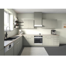 Helle Küche mit Einbauschränken, Spüle, Herd, Backofen und verschiedenen Küchengeräten.