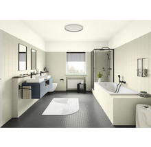 Helles Badezimmer mit Doppelwaschtisch, Badewanne und Duschkabine