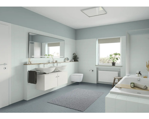 Helles Badezimmer mit Doppelwaschtisch, Spiegel, Badewanne und Fenster für ein organisiertes und geräumiges Ambiente.