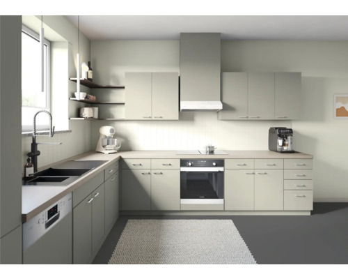 Helle Küche mit Einbauschränken, Spüle, Herd und Geräten