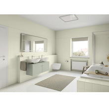 Helles Badezimmer mit Doppelwaschbecken, Spiegel, Badewanne und Fenster für ein angenehmes Ambiente.