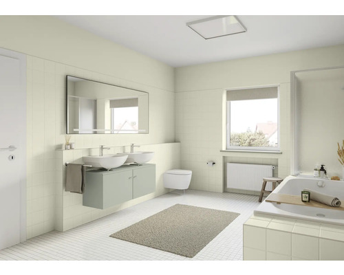 Helles Badezimmer mit Doppelwaschbecken, Spiegel, Badewanne und Fenster für ein angenehmes Ambiente.