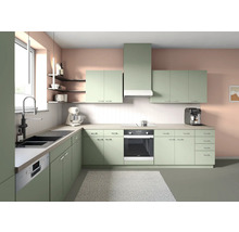 Helle Küche mit Einbauschränken, Spüle, Elektrogeräten und Küchenutensilien.