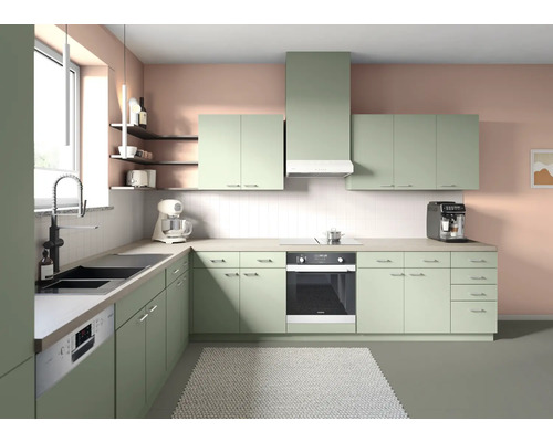 Helle Küche mit Einbauschränken, Spüle, Elektrogeräten und Küchenutensilien.