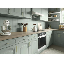 Klassische Küche mit Einbaugeräten, Küchenmaschine und Kochutensilien