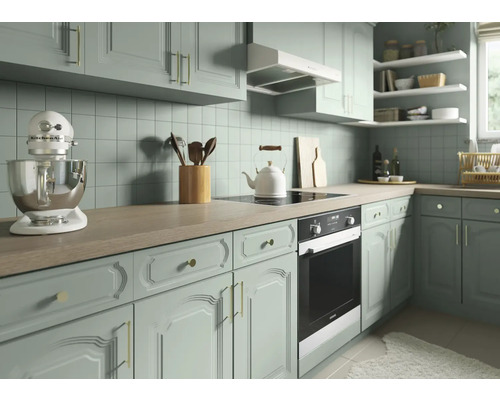 Klassische Küche mit Einbaugeräten, Küchenmaschine und Kochutensilien