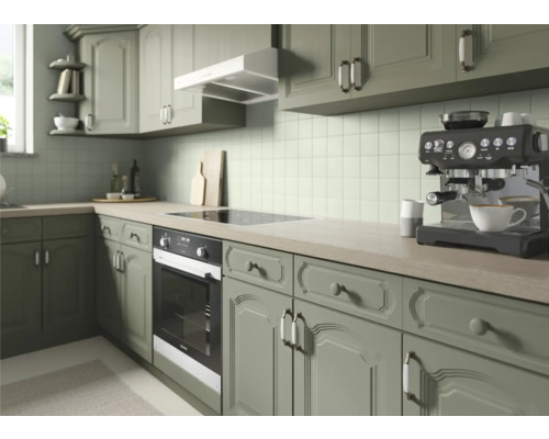 Klassische Küche mit Küchenschränken, Herd, Dunstabzugshaube und Kaffeemaschine