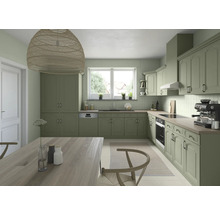 Helle Küche mit Esstisch und modernen Geräten.