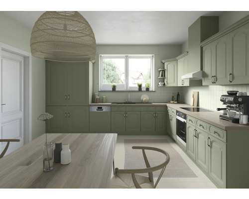 Helle Küche mit Esstisch und modernen Geräten.