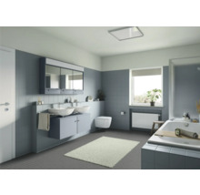 Helles Badezimmer mit Doppelwaschbecken, Spiegelschrank, Badewanne und Heizkörper.