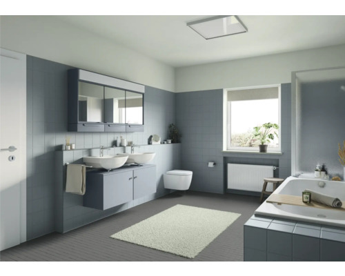 Helles Badezimmer mit Doppelwaschbecken, Spiegelschrank, Badewanne und Heizkörper.