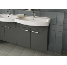 Badezimmer mit Doppelwaschtisch und Unterschrank