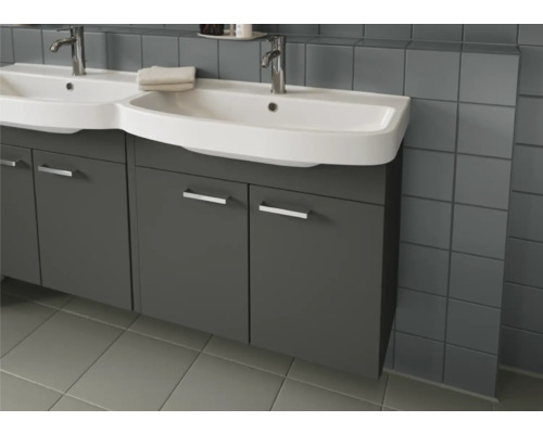 Badezimmer mit Doppelwaschtisch und Unterschrank