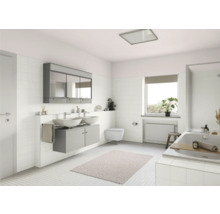 Helles Badezimmer mit Doppelwaschbecken, Spiegelschrank und Badewanne