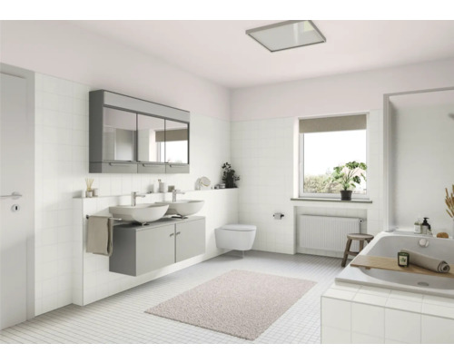 Helles Badezimmer mit Doppelwaschbecken, Spiegelschrank und Badewanne