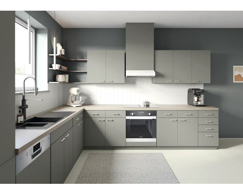 Moderne Küche mit Küchenschränken, Spüle, Herd, Dunstabzugshaube und verschiedenen Küchengeräten.