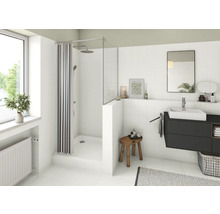 Helles Badezimmer mit Dusche, Waschbecken und Spiegel