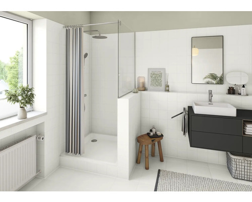 Helles Badezimmer mit Dusche, Waschbecken und Spiegel