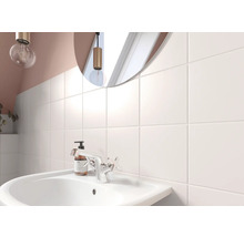 Helles Badezimmer mit Waschbecken, Armatur und quadratischen Wandfliesen