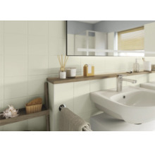 Modernes Badezimmer mit Waschbecken, Armatur, Spiegel und Ablagefläche für Accessoires.