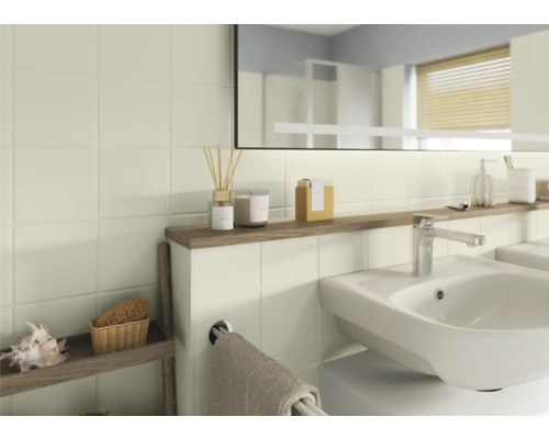 Modernes Badezimmer mit Waschbecken, Armatur, Spiegel und Ablagefläche für Accessoires.