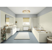 Helles Badezimmer mit Waschtisch, Spiegel, Badewanne und Textilien